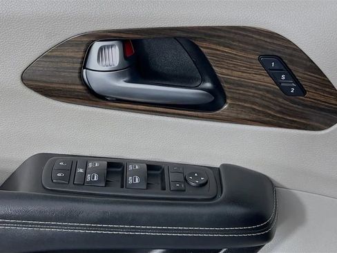 Used 2022 Chrysler Pacifica Limited image 19