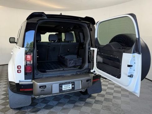 New 2025 Land Rover Defender 110 X-Dynamic SE AWD/4WD image 18