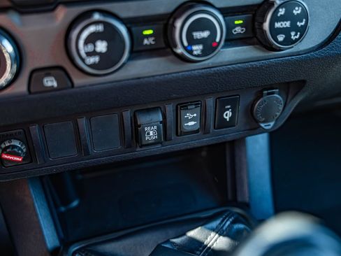 Used 2019 Toyota Tacoma TRD Off-Road AWD/4WD image 27