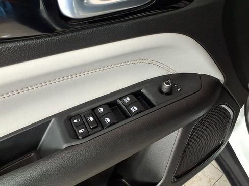 Used 2025 Jeep Compass Limited image 13