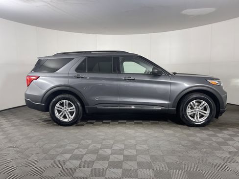 Used 2022 Ford Explorer XLT w/ Equipment Group 202A image 5