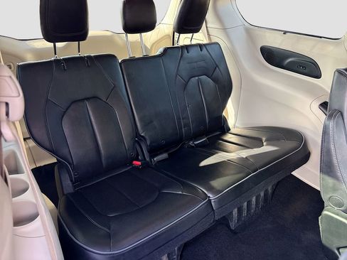 Used 2018 Chrysler Pacifica Limited w/ Tire & Wheel Group image 28