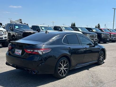 Used 2022 Toyota Camry SE FWD image 3