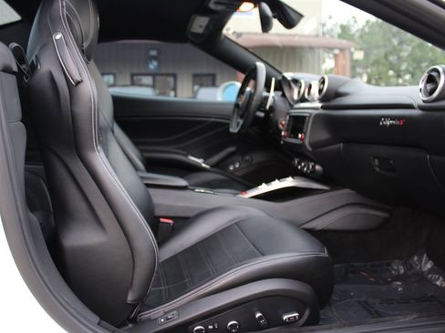 Used 2017 Ferrari California T image 31