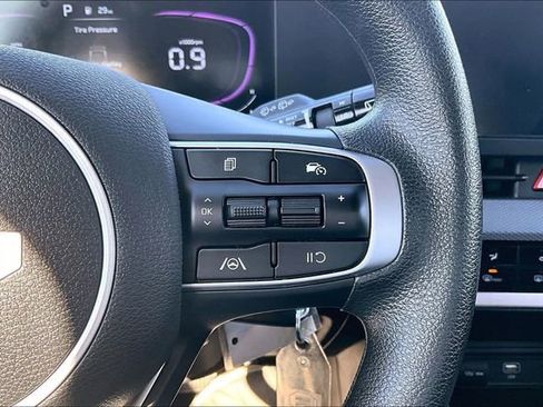 Used 2025 Kia Sportage LX image 11