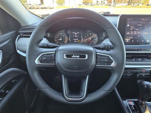 Used 2022 Jeep Compass Latitude image 21