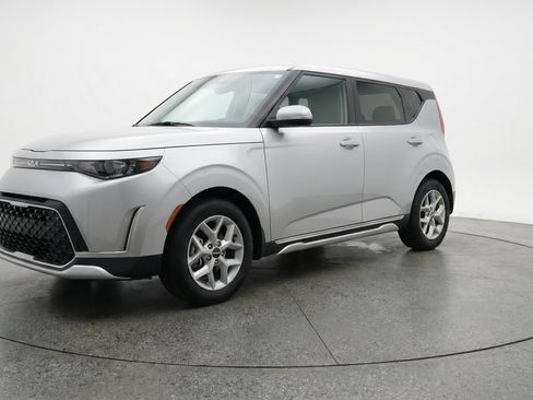 Used 2025 Kia Soul LX w/ LX Technology Package image 3