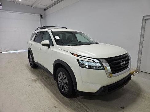 Used 2023 Nissan Pathfinder SV image 4