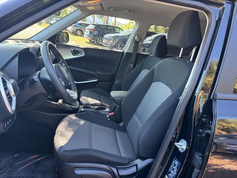 Used 2025 Kia Soul LX w/ LX Technology Package FWD image 35