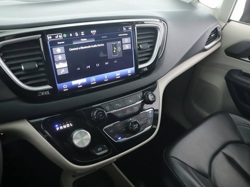 Used 2023 Chrysler Pacifica Touring-L image 26
