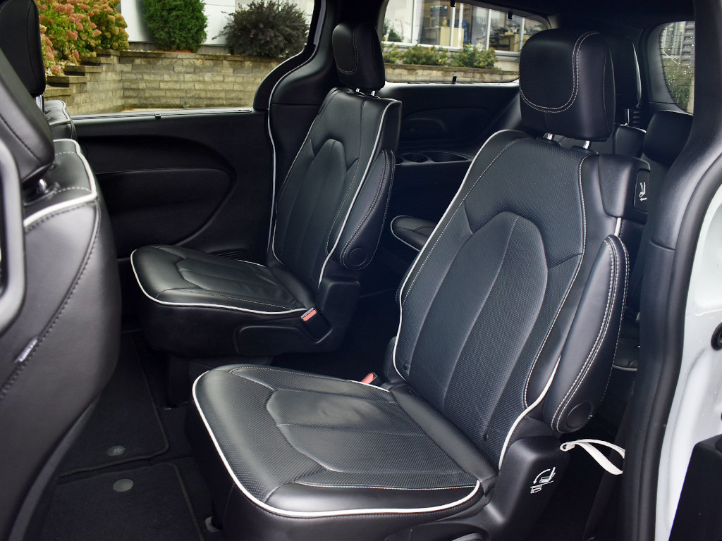 Used 2025 Chrysler Pacifica Limited FWD image 6