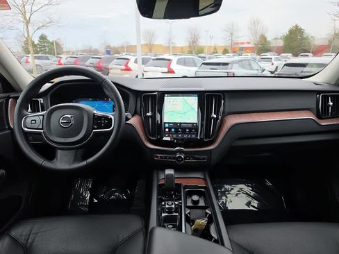 Used 2023 Volvo XC60 B5 Plus w/ Climate Package image 10