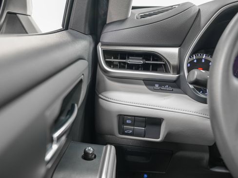 Used 2022 Toyota Highlander XLE image 18