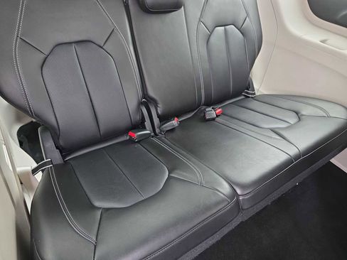 Used 2024 Chrysler Pacifica Select image 30