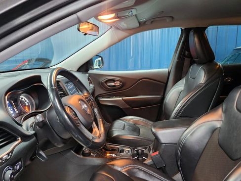 Used 2019 Jeep Cherokee Latitude Plus w/ Cold Weather Group image 9