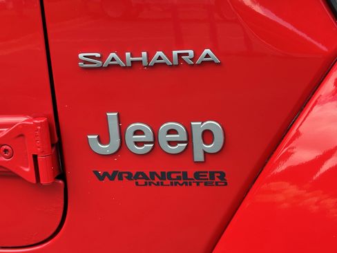 Used 2018 Jeep Wrangler Unlimited Sahara w/ Cold Weather Group AWD/4WD image 7