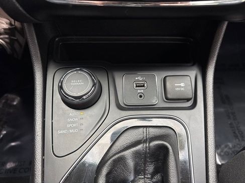 Used 2019 Jeep Cherokee Limited image 14