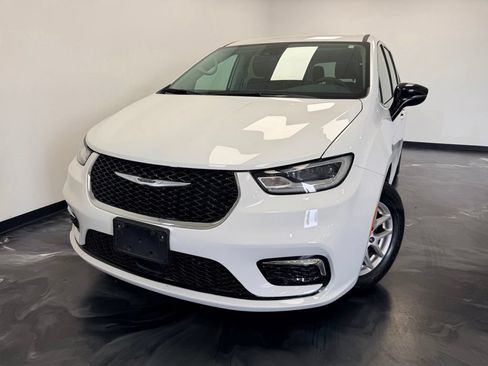 Used 2024 Chrysler Pacifica Touring-L FWD image 21