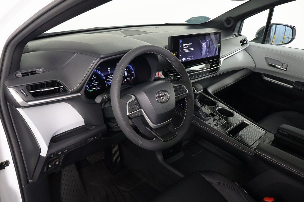 Used 2026 Toyota Sienna XSE FWD image 7