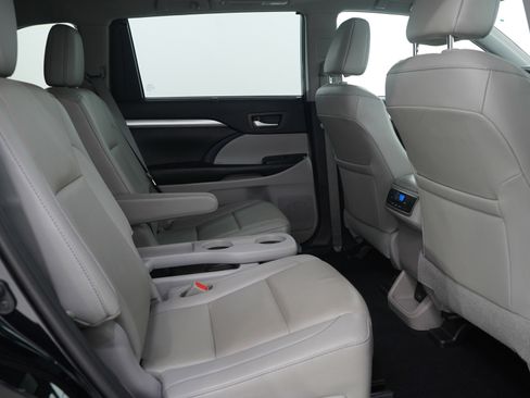 Used 2019 Toyota Highlander XLE image 15