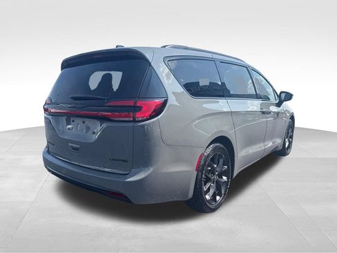Used 2025 Chrysler Pacifica Limited FWD image 6