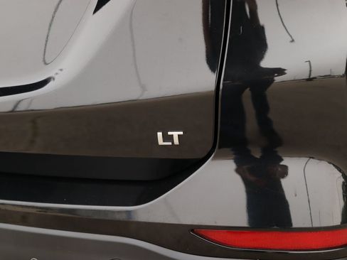 Used 2024 Chevrolet Equinox LT FWD image 32