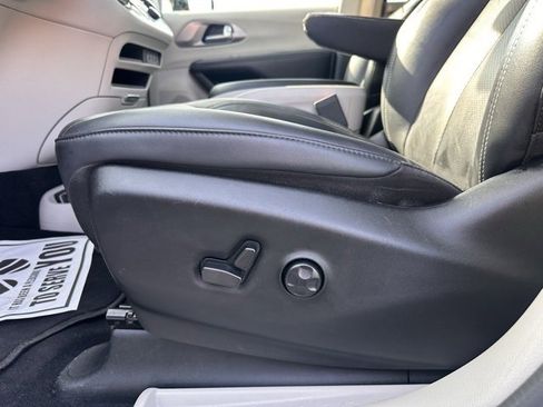 Used 2024 Chrysler Pacifica Touring-L image 16