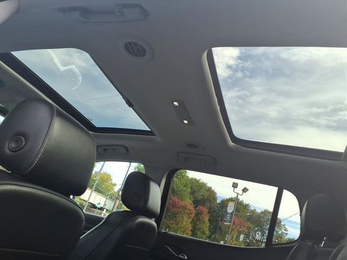 Used 2023 GMC Acadia SLT w/ Elevation Edition image 18