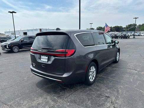 Used 2023 Chrysler Pacifica Touring-L FWD image 5