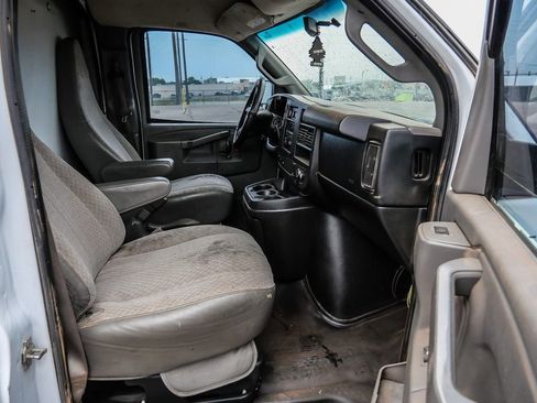 Used 2017 Chevrolet Express 3500 RWD image 11