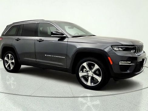 Used 2025 Jeep Grand Cherokee Limited AWD/4WD image 3