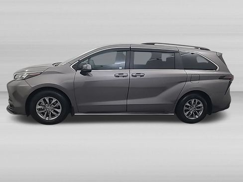 Used 2024 Toyota Sienna LE AWD/4WD image 8