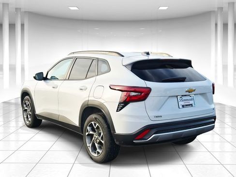 Certified 2025 Chevrolet Trax LT w/ Driver Confidence Package image 3