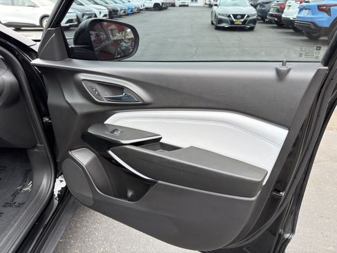 Used 2025 Chevrolet Trax LT FWD image 11