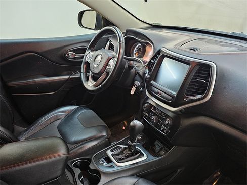 Used 2017 Jeep Cherokee Trailhawk image 10