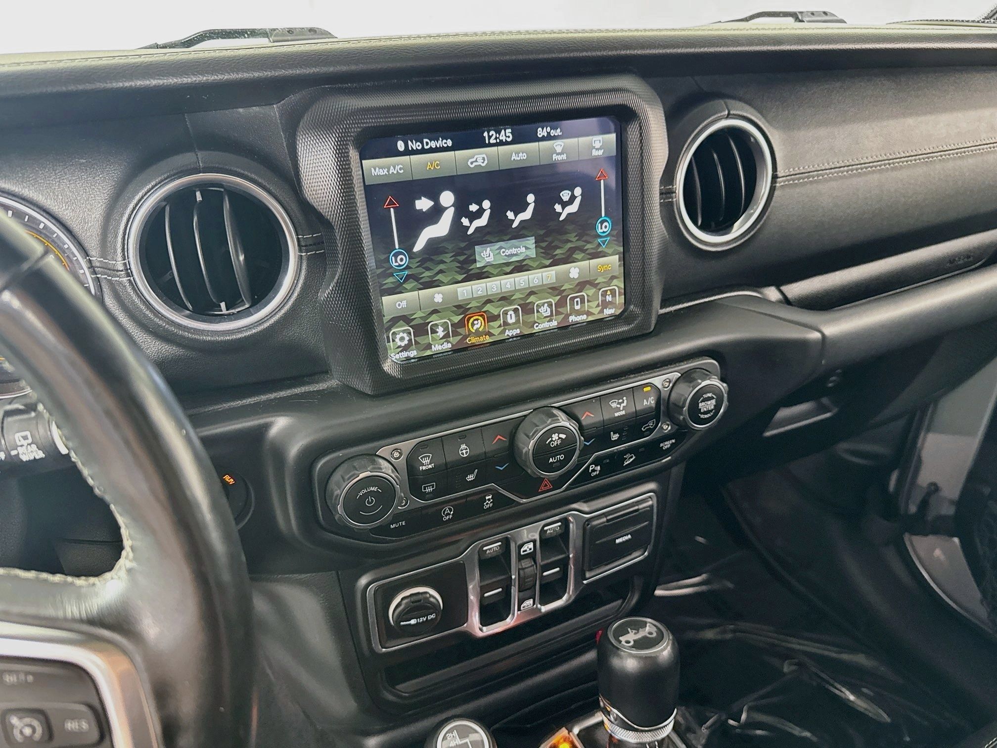 Used 2018 Jeep Wrangler Unlimited Sahara w/ Uconnect 4C Nav & Sound Group AWD/4WD image 15