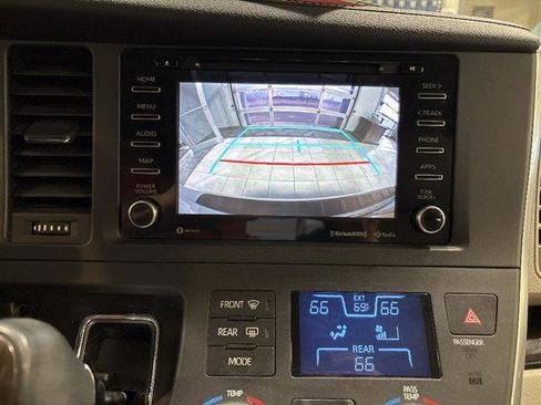 Used 2019 Toyota Sienna XLE image 11