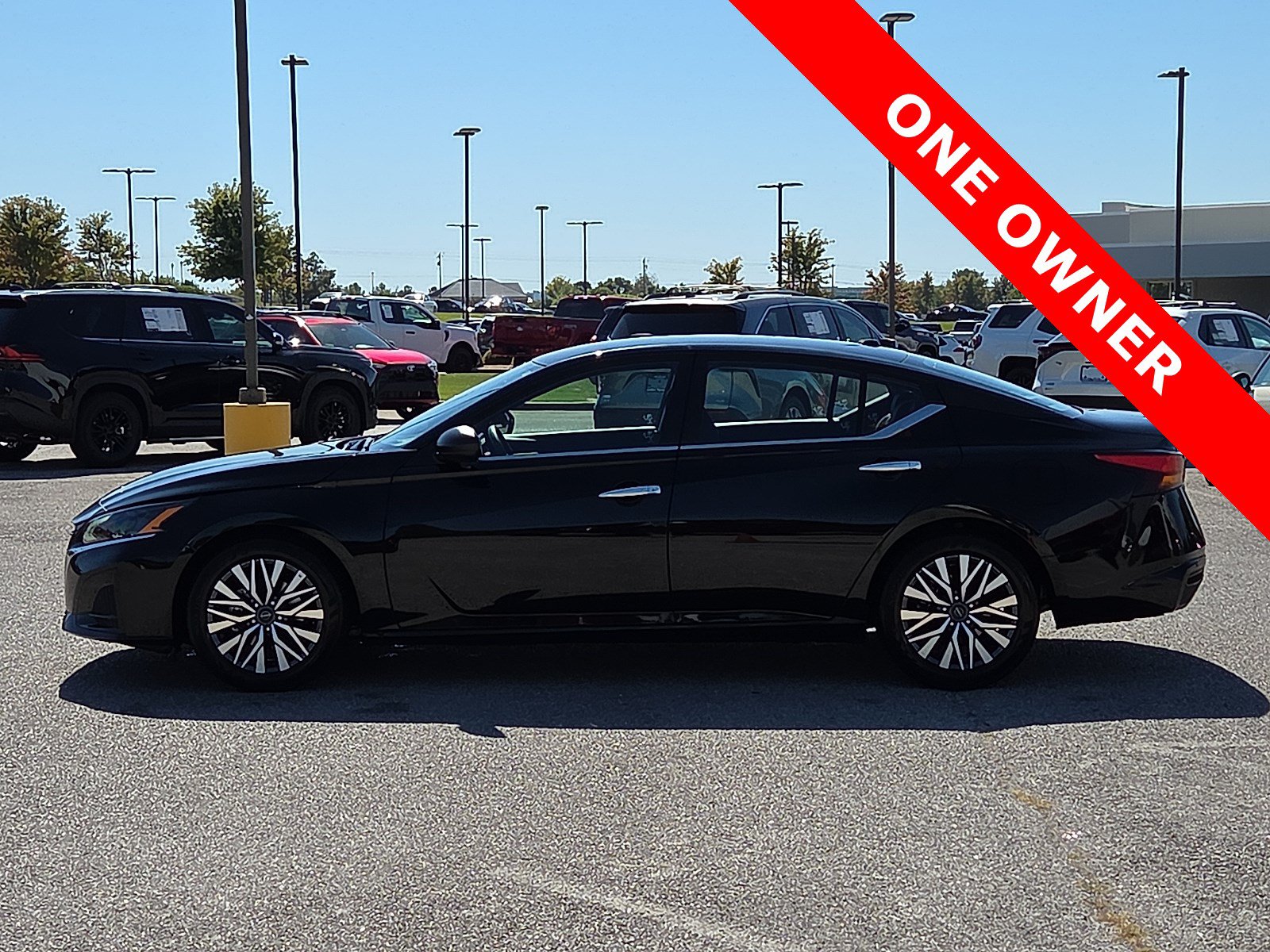Used 2025 Nissan Altima 2.5 SV FWD image 3