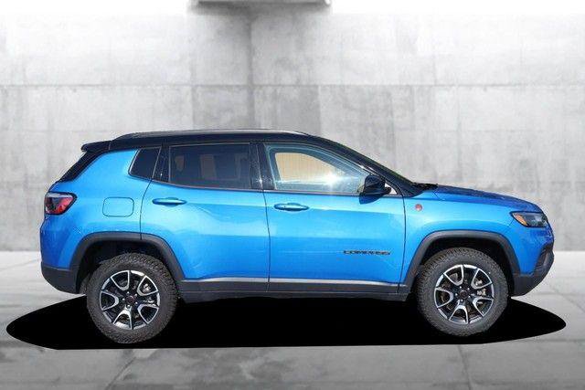 Used 2025 Jeep Compass Trailhawk w/ Trailer Tow Group AWD/4WD image 5