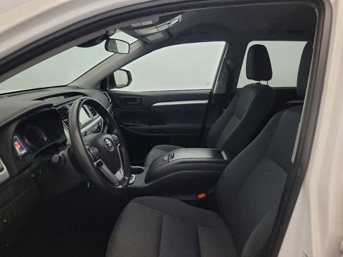 Used 2019 Toyota Highlander LE AWD/4WD image 17