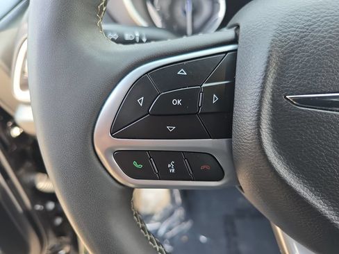 Used 2025 Chrysler Pacifica Select FWD image 18