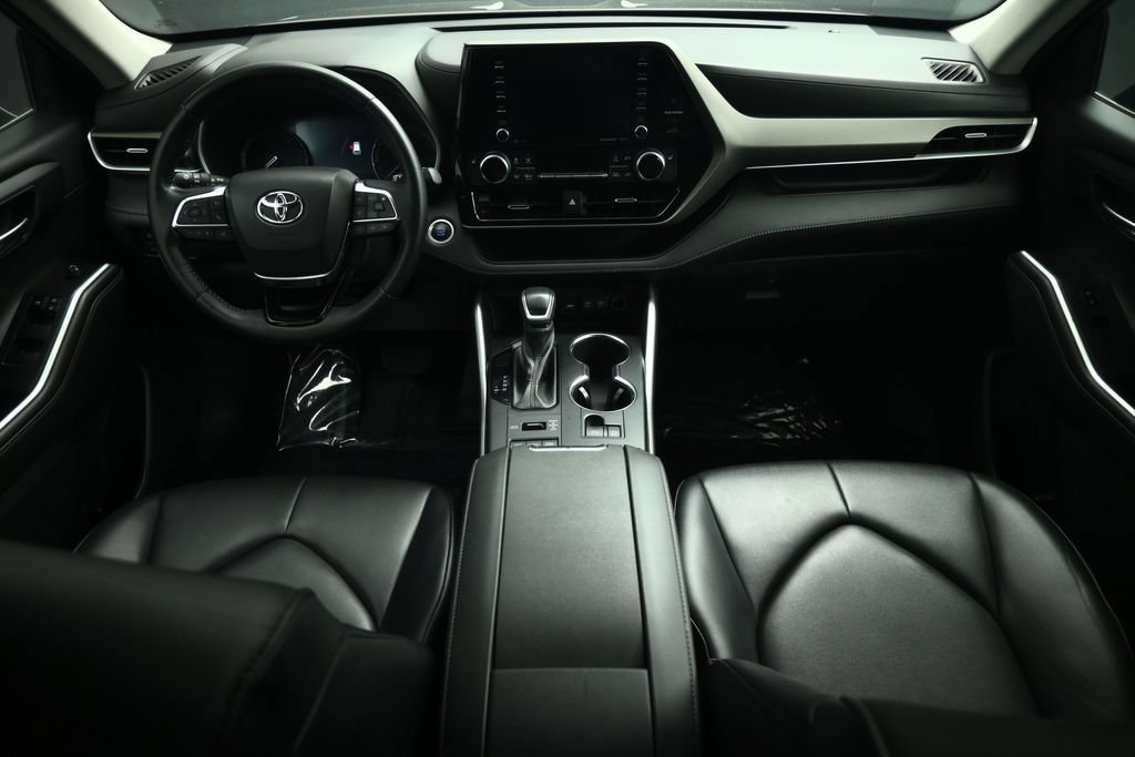 Used 2021 Toyota Highlander XLE AWD/4WD image 35