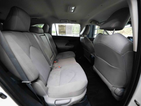 Used 2021 Toyota Highlander LE AWD/4WD image 25