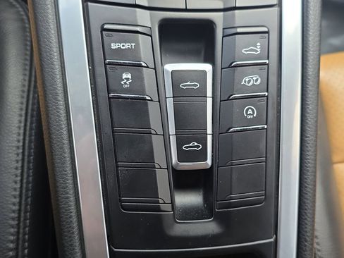 Used 2019 Porsche 718 Boxster RWD image 15