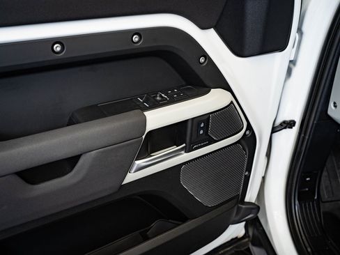 Used 2023 Land Rover Defender 90 S image 22