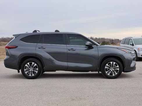 Used 2025 Toyota Highlander XLE image 7