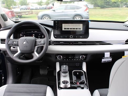 New 2025 Mitsubishi Outlander SE image 20