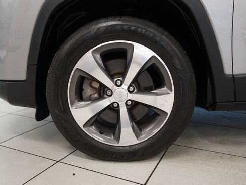 Used 2019 Jeep Cherokee Limited AWD/4WD image 18