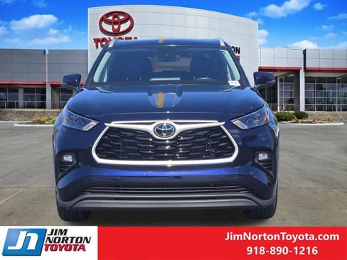 Used 2026 Toyota Highlander XLE AWD/4WD image 2