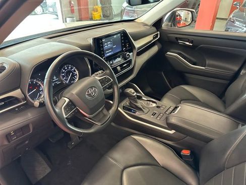 Used 2022 Toyota Highlander XLE AWD/4WD image 11